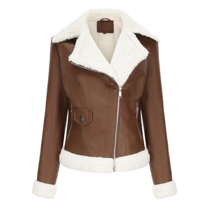 Détail d'une veste en similicuir avec doublure sherpa blanche et fermetures éclair en métal