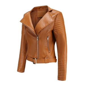 Details der braunen Kunstlederjacke mit klassischem Revers und metallischem Reißverschluss