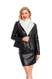Détail d'une veste en similicuir noir avec col en fourrure blanche et zip métallique