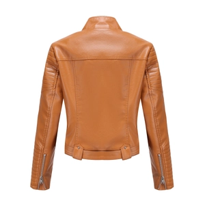 Detailansicht der Rückseite der PU-Lederjacke mit Reißverschlüssen und Gürtelschnallen