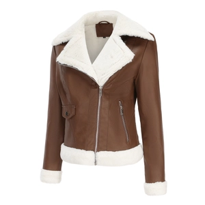 Détails de la veste en similicuir marron avec doublure en peau de mouton blanche et zips
