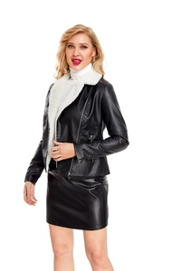 Détail d'une veste en cuir noir pour femme avec un grand col en fausse fourrure blanche