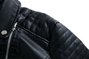 Makroaufnahme von gesteppten Schulternähten und silbernem Reißverschluss an Lederjacke