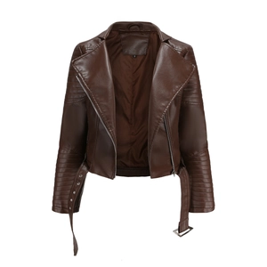 Detailansicht der braunen Bikerjacke mit Ärmelfalten, Seitenreißverschluss und Gürtel