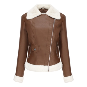 Détails d'une veste en similicuir marron avec doublure en fausse fourrure blanche et zips