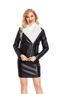 Détail de la veste en cuir noir avec un grand col en fausse fourrure blanche et zip chic