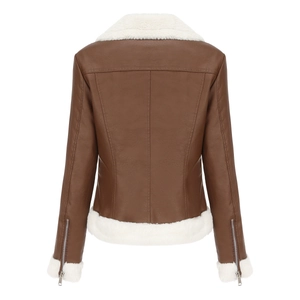 Détail du dos de la veste en similicuir marron avec doublure en fourrure blanche et zips argentés