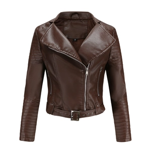 Detailansicht der braunen Kunstlederjacke mit Metallreißverschluss und Gürtel