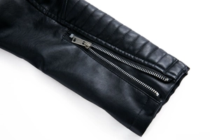 Detail eines schwarzen Bikerjackenärmels mit Metallreißverschluss und Steppnähten-Textur