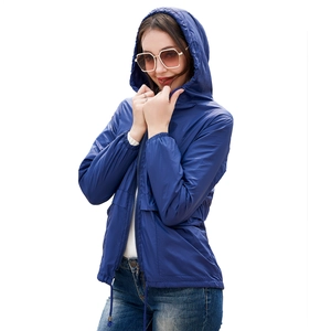 Coupe-vent léger bleu marine à capuche avec cordon réglable et fermeture éclair
