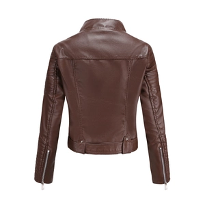 Rückansicht braune Kunstleder-Bikerjacke mit gesteppten Schultern und Gürtel am Saum