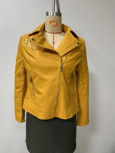 Detailaufnahme der gelben Kunstlederjacke mit gesteppten Ärmeln und Reißverschlüssen