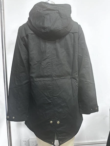 Vista trasera de una parka negra con capucha, cintura ajustable y dobladillo cola de pez