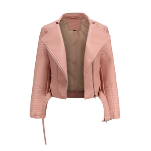 Detailansicht der rosa Kunstleder-Bikerjacke mit Steppung an der Schulter und Gürtel