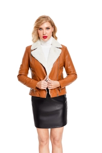Détails de la veste en cuir marron avec col en peau de mouton blanche et zip métallique