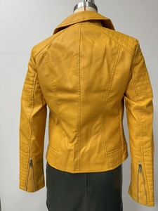 Detailansicht der senfgelben Bikerjacke mit gesteppten Schultern und Ärmel-Reißverschlüssen