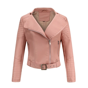 Detailansicht der rosa Kunstleder-Bikerjacke mit Reverskragen und Gürtelverschluss