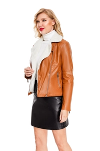 Détail de la veste en similicuir avec col en polaire blanche et fermetures éclair
