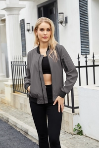Details der grauen Leichten Fliegerjacke mit Rippkragen und Ärmeltasche mit Reißverschluss