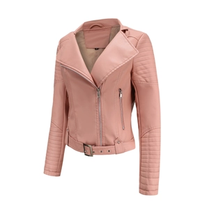 Detail der rosa Bikerjacke aus Kunstleder mit gesteppten Ärmeln und Gürtelschnalle aus Metall