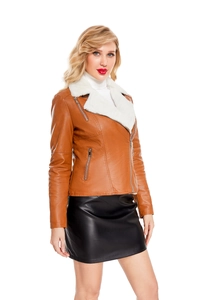Détail de la veste en similicuir pour femme avec col en fourrure blanche et zip métallique