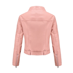 Rückansicht einer rosa Kunstleder-Bikerjacke mit gesteppten Schultern und Reißverschlussbündchen
