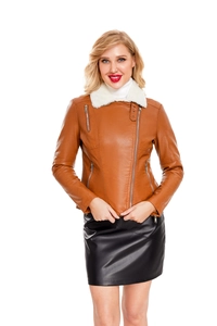Détail de la veste de motard en cuir marron avec col en fausse fourrure blanche et zips