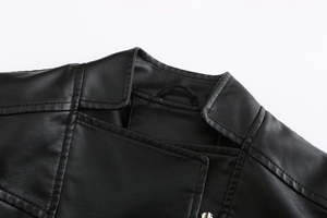 Details von Revers und Metallreißverschluss der schwarzen Bikerjacke mit Lederstruktur
