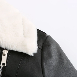 Détail d'une veste en cuir noir avec col en fausse fourrure blanche et zip argenté