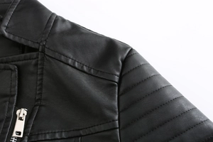 Detail der schwarzen Bikerjacke aus Kunstleder mit Schulternähten und Reißverschluss