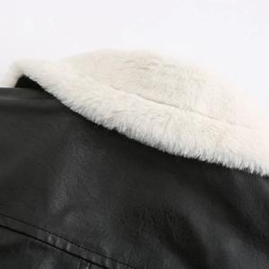 Détail d'une veste en similicuir noir avec texture de col en fausse fourrure blanche