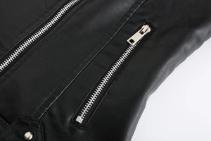 Detail einer schwarzen Biker-Lederjacke mit silbernem Reißverschluss und Textur-Nahaufnahme