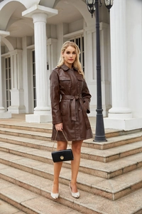 Dettaglio del trench in ecopelle media lunghezza con cintura e quattro tasche utility