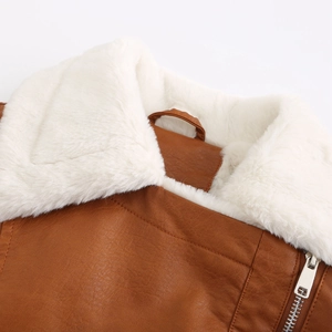 Détail de la veste en similicuir caramel avec col en fausse fourrure blanche et zip métallique