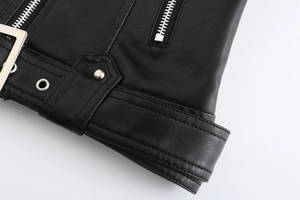 Details einer schwarzen Bikerjacke aus Kunstleder mit silbernem Reißverschluss