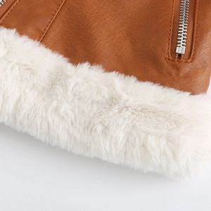 Gros plan détaillé sur la veste en similicuir marron avec bordure en fausse fourrure blanche et zip
