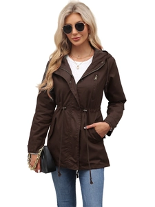 Chaqueta cortavientos de algodón marrón con capucha y cordón ajustable en la cintura