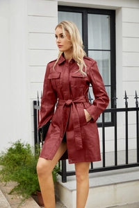 Dettaglio macro della pelle sintetica bordeaux e grandi tasche con patta sul trench medio-lungo
