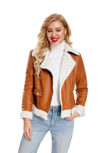 Détail de la doublure en polaire blanche et de la veste en similicuir marron caramel