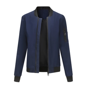 Detail der navyblauen Bomberjacke mit Metallreißverschlüssen und Rippstrick-Stehkragen