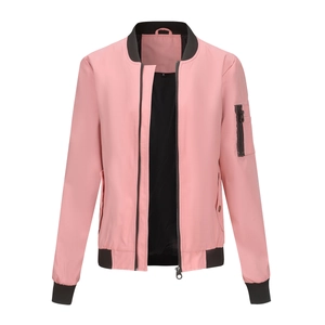 Detail der rosa Bomberjacke mit schwarzem Rippkragen und Ärmeltasche mit Reißverschluss