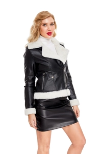 Détails de la doublure en fourrure synthétique et de la texture en cuir PU sur la veste