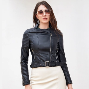 Schlanke Damen PU-Leder Bikerjacke in Schwarz mit Steppschultern und Taillengürtel