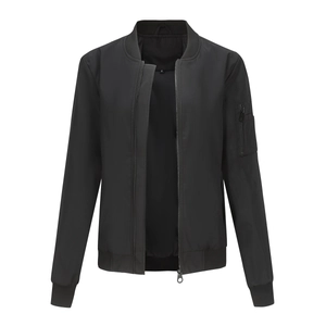 Detailansicht der schwarzen Fliegerjacke mit Reißverschlusstasche am Ärmel und Rippkragen
