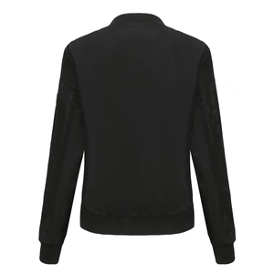 Rückansicht einer klassischen schwarzen Bomberjacke mit Rippbündchen und Stehkragen