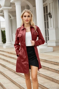Dettaglio del cappotto bordeaux in pelle PU con colletto a rever e tasche cargo laterali