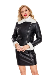 Détails d'une veste en similicuir pour l'hiver avec doublure en fausse fourrure blanche