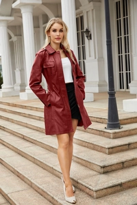 Dettaglio del trench in pelle rosso scuro con cintura e colletto elegante su una modella