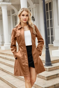Dettaglio della texture del cappotto lungo in pelle PU marrone con spalline eleganti