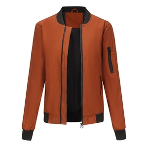 Detail der orangefarbenen Bomberjacke mit schwarzem Rippkragen und Ärmeltasche